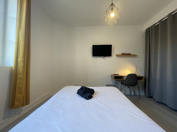 Room 2, Central Le Mans Apartment, Sarthe