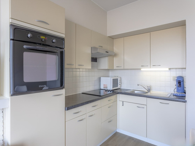 Private kitchen 5, Renovated Ground-floor Apartment in Koksijde, West-Vlaanderen