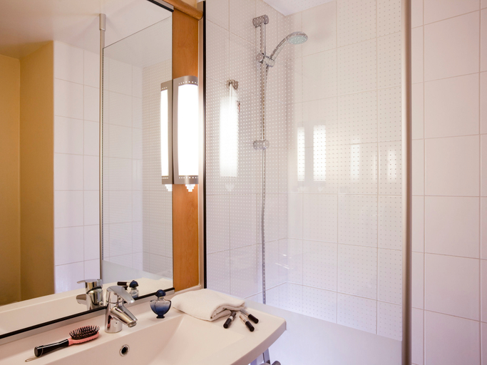 Bathroom, ibis Provins, Seine-et-Marne