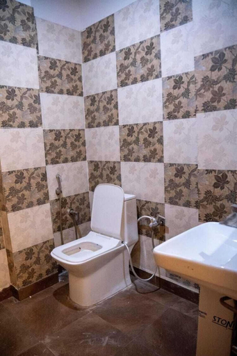 Bathroom 2, Hotel Geeta Garden, Unnao