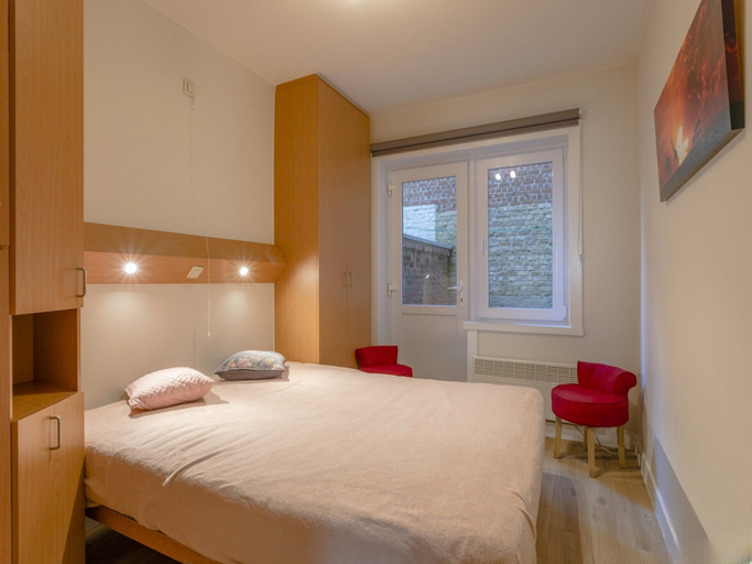 Room 2, Renovated Ground-floor Apartment in Koksijde, West-Vlaanderen