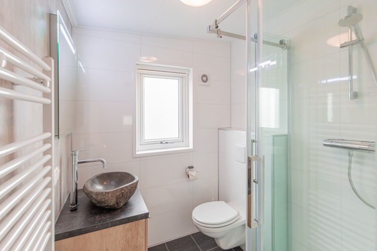 Bathroom 3, Chalet in Duisburg with Beach and Harbor Views, Bergen