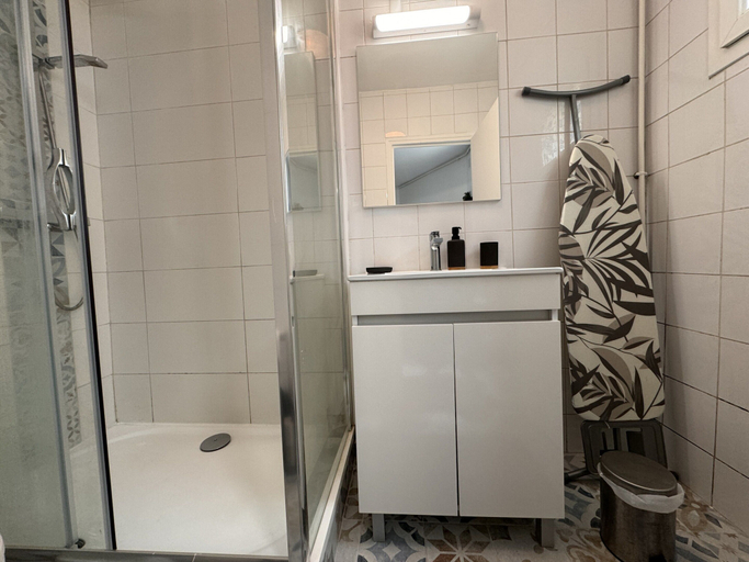 Bathroom 2, Refined Apartment With Courtyard in La Mans, Sarthe