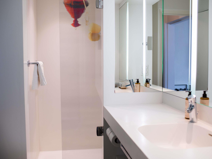 Bathroom 5, Mercure Lorient Centre Hotel, Morbihan