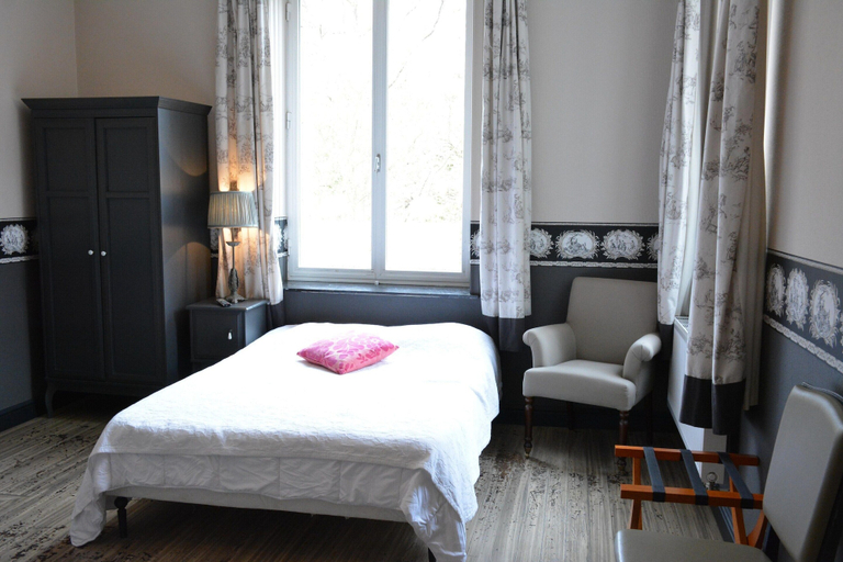 Room 2, Villa in Coo Near Waterfalls With Pool, Liège