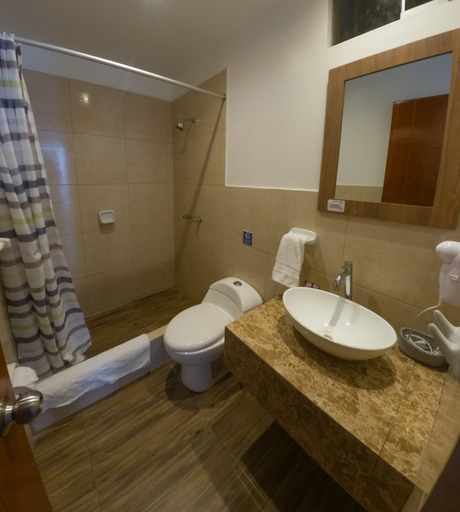 Bathroom 3, Hotel La Colina, Ica