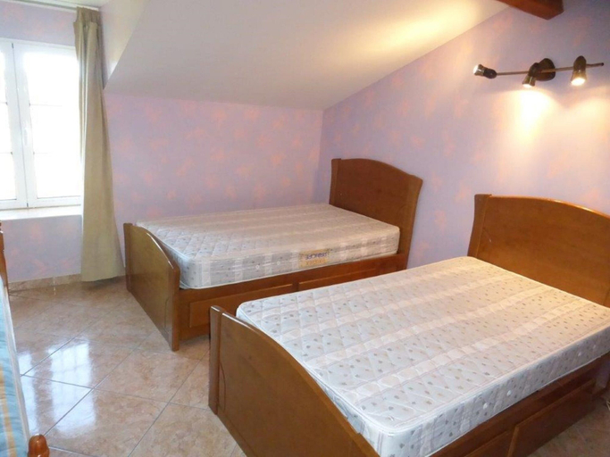 Room 3, Spacious Holiday Home in Monsegur With Pool, Lot-et-Garonne