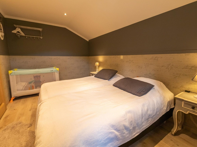 Room 2, Farmhouse by Lake Coo With Jacuzzi, Liège