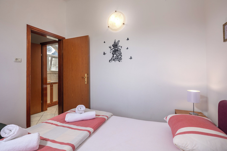 Room 4, Peaceful Retreat Apartments With Terrace, Marčana