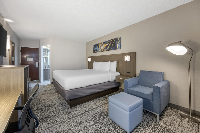 Bedroom 3, SureStay Plus Hotel by Best Western Chicago Lombard, Dupage