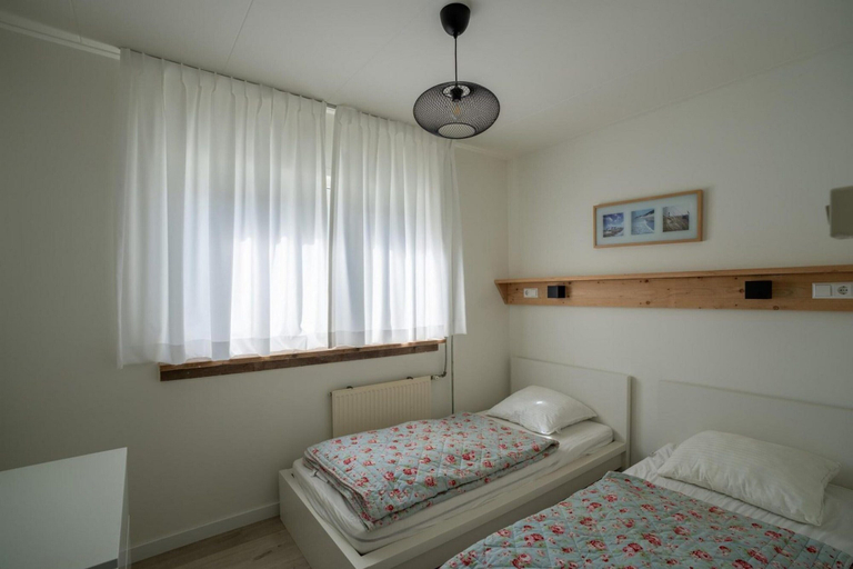 Room 2, Holiday Home in Petten With Garden, Zijpe