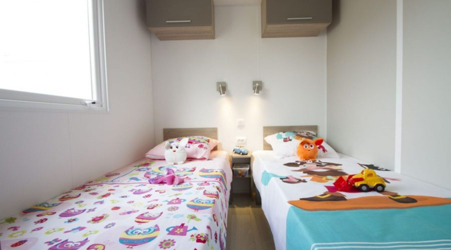 Room 2, Bessan Mobile Home With Pool Fun, Hérault