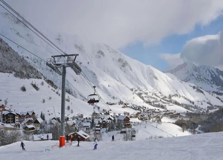 View from property 5, Mountain-view Apartment for 6 Guests, Savoie