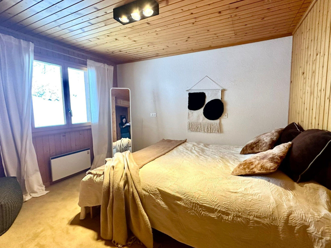 Room 2, Chalet in Chateau-d'oex Near Gstaad Ski Resort, Pays-d'Enhaut