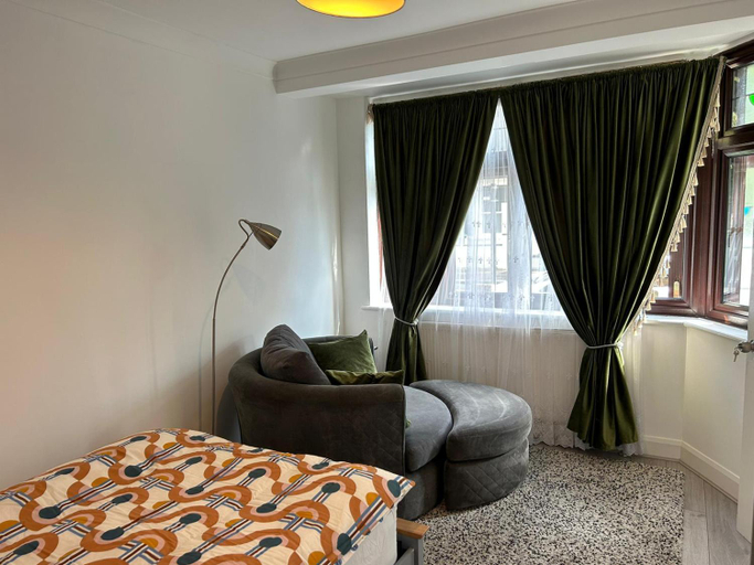 Others 3, Room in Trumpington London, London