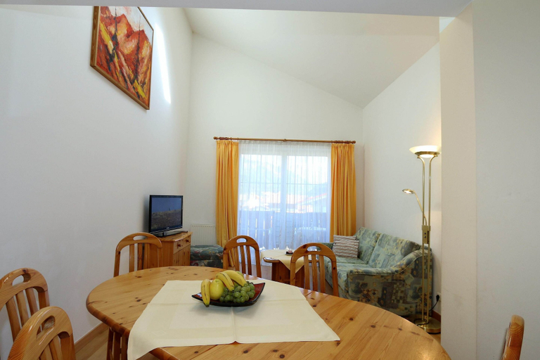 Dining 3, Apartment in Zugspitz Arena Near Hiking Trails, Reutte