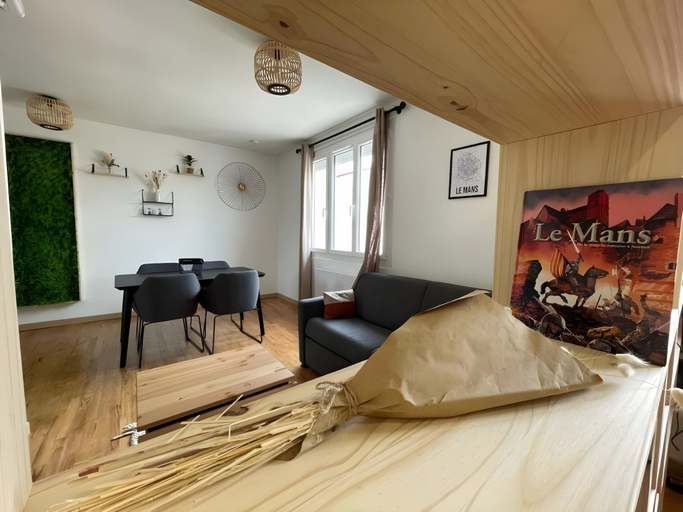 Living room, Chic & Cozy - Luxe Flat With Projector, Sarthe