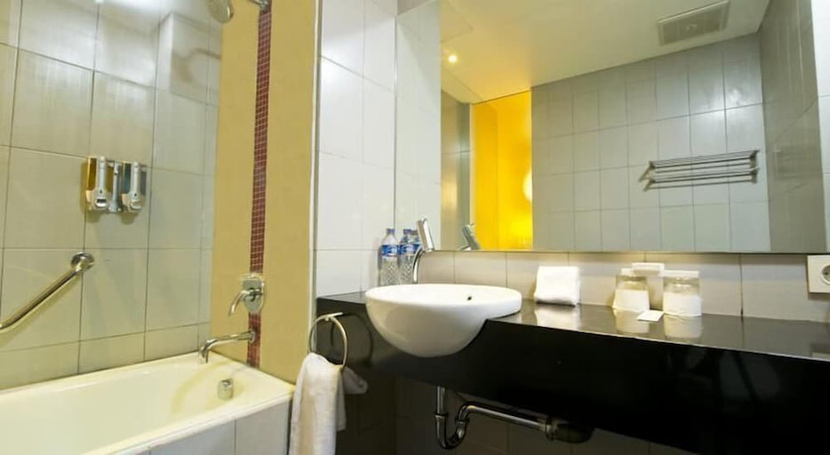 Bathroom 3, J Hotel Bandara Soekarno Hatta, Tangerang