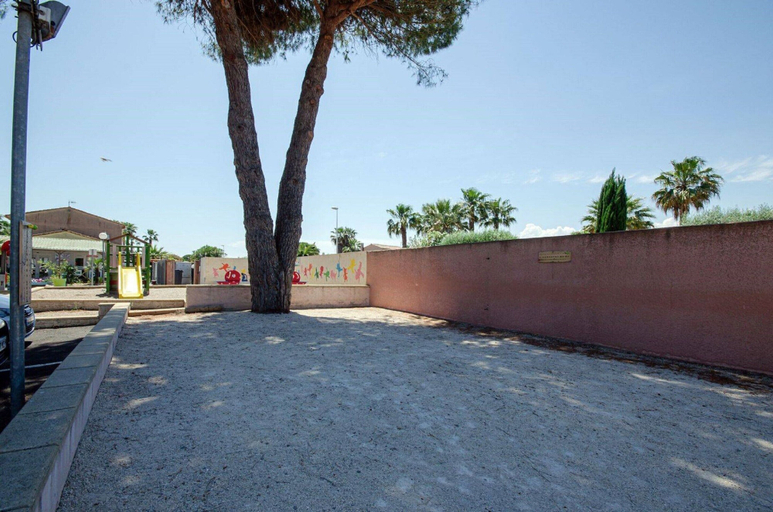 Property grounds 5, Chalet Near French Coast With Pool & Slide, Hérault