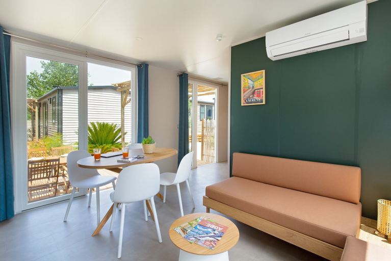 Dining 2, Mobile Home Near Beach, Hérault