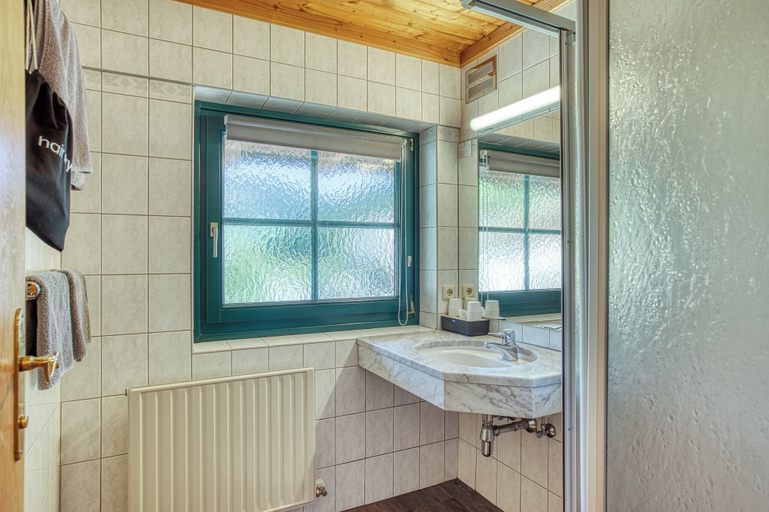 Bathroom 4, Boutique house happYellow, Zell am See