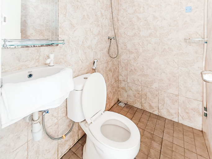 Bathroom 3, GO Homestay RedPartner near Alun-Alun Mojokerto, Mojokerto