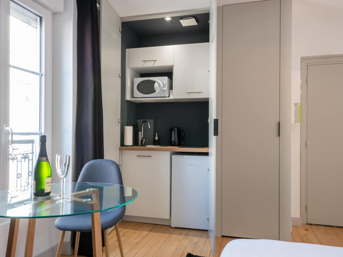Private kitchen, Relax & Recharge: Elegant Home With Sauna, Sarthe