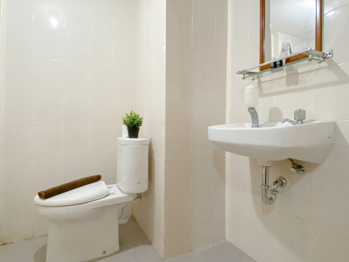 Bathroom 5, Studio near Station at Amethyst Apartment By Travelio, Jakarta Pusat