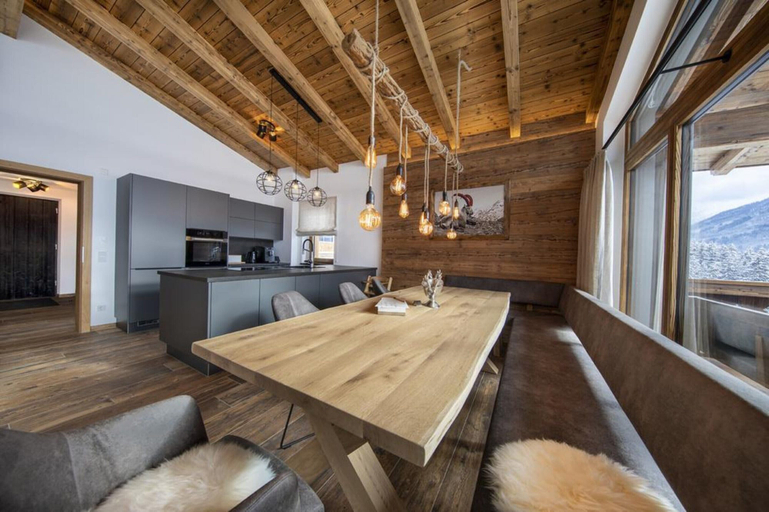 Dining 2, Chalet With ski Access, Neukirchen, Zell am See