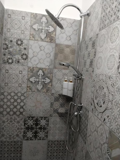 Bathroom, Stanze letterarie, Catania