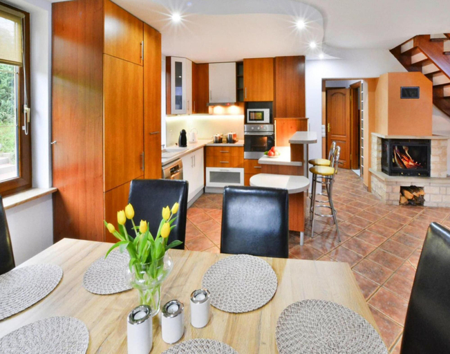 Dining 4, Large, Comfortable Holiday Home With a Garden, Sławno