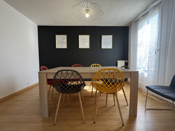 Dining 3, Urban Base in Le Mans - Comfort & Services, Sarthe