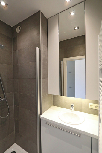 Bathroom 4, Apartment in Het Zoute With Sea Views, West-Vlaanderen