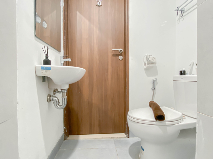 Bathroom 5, Oakwood Studio at Royal Sentul Park Apartment By Travelio, Bogor