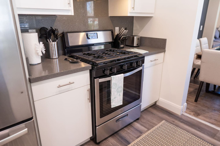 Room 3, Sleek 3BR House w Front Back Yard Patio p58, Los Angeles