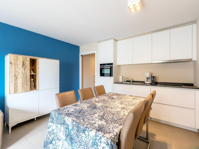 Dining 5, 2-bedroom Flat With Side sea View, West-Vlaanderen