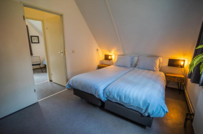 Room 2, Forest Villa in Markelo With Sunny Garden, Hof van Twente