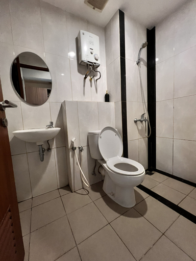 Bathroom 5, Apartment Grand Kamala Lagoon by Valir Property, Bekasi