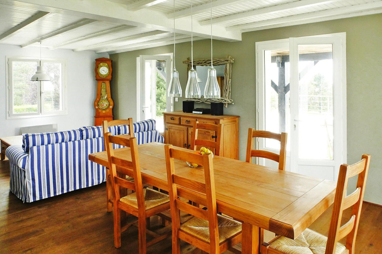 Dining 2, Holiday Home in Chenac With Stunning Terrace Views, Charente-Maritime