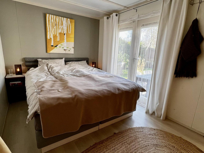 Room 4, Chalet for four guests near beach, Zijpe