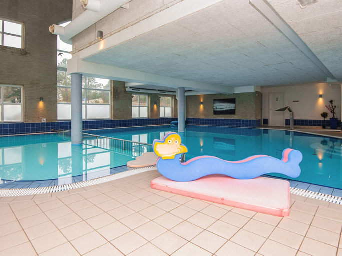 Pool 3, 5 Person Holiday Park Home in Romo, Tønder