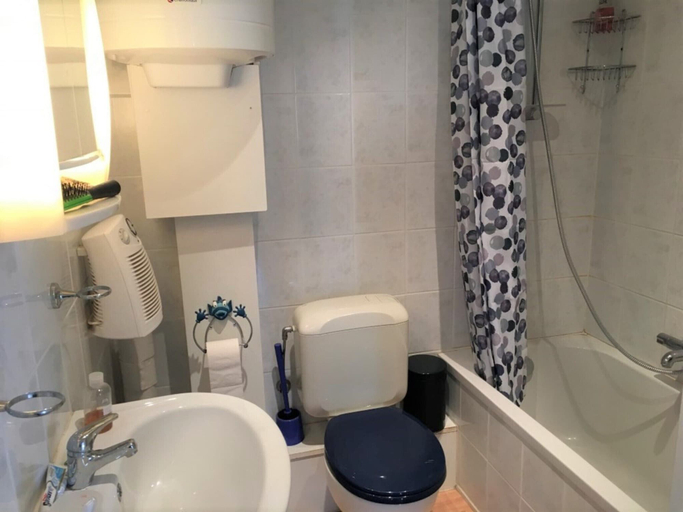 Bathroom 2, Apartment Near Zeedijk Beach Promenade, West-Vlaanderen