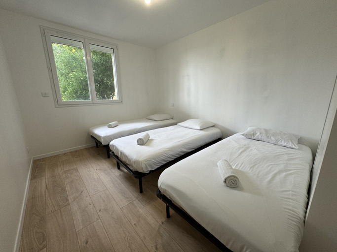 Room 2, Peaceful Home With Terrace & Parking, Sarthe