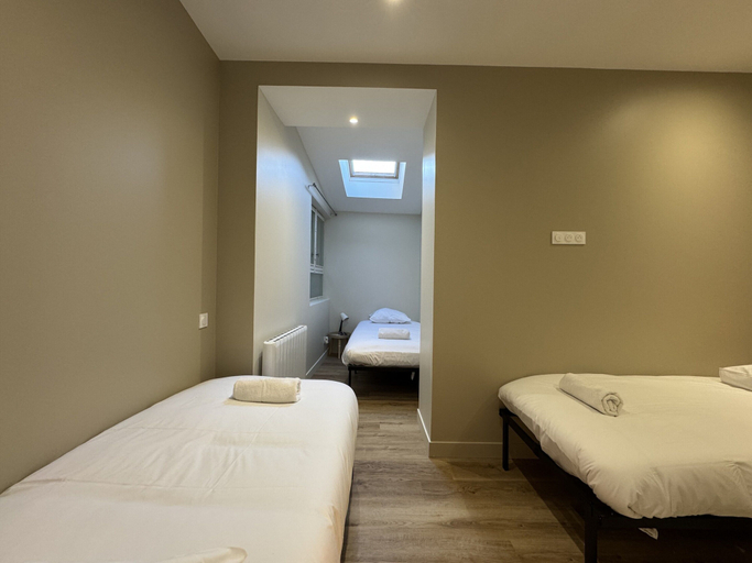 Room 2, Duplex in Le Mans Hyper, Sarthe