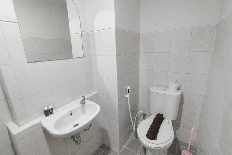 Bathroom 5, Modern Looking Studio Apartment at Suncity Residence By Travelio, Sidoarjo
