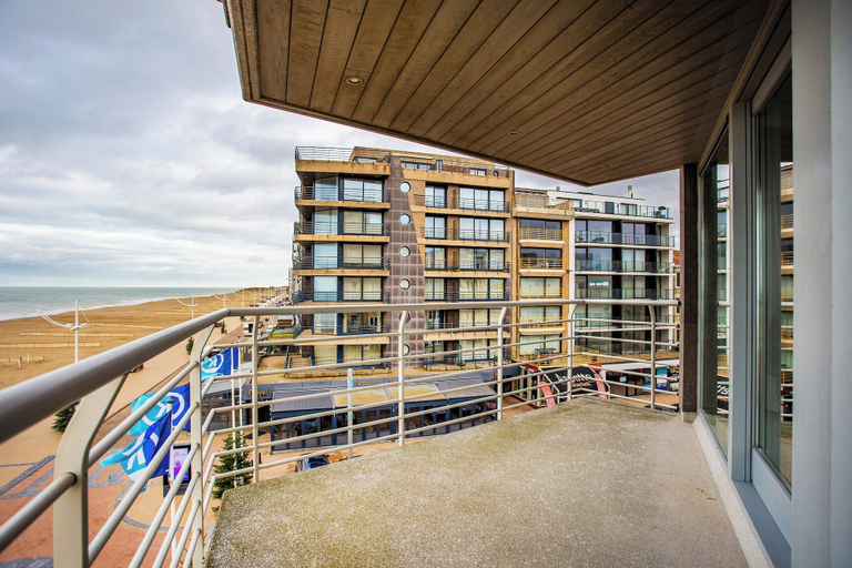 Balcony 2, Modern, Luxurious Corner Flat on the Seafront, West-Vlaanderen