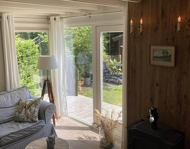 Living room 3, Chalet for four guests near beach, Zijpe