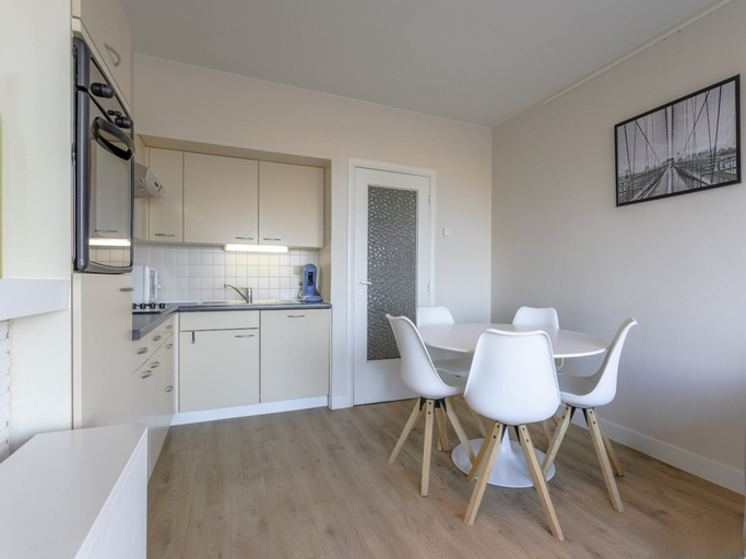Private kitchen 3, Renovated Ground-floor Apartment in Koksijde, West-Vlaanderen