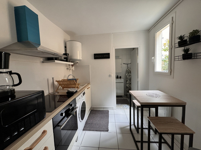 Private kitchen, Refined Apartment With Courtyard in La Mans, Sarthe
