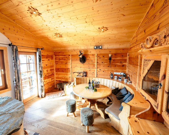 Dining 5, Rustic hut on the Mountain in Salzburg, Zell am See